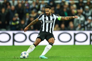 Newcastle United 'ın Jamaal Lascelles 6 numarası UEFA Şampiyonlar Ligi karşılaşmasında topu geçiyor. Newcastle United, St. James' s Park 'ta AC Milan' a karşı, Newcastle, İngiltere, 13 Aralık 2023