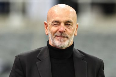 UEFA Şampiyonlar Ligi maçında AC Milan 'ın teknik direktörü Stefano Pioli, 13 Aralık 2023' te St. James 's Park, Newcastle' da Newcastle United ile AC Milan maçında karşılaştı.