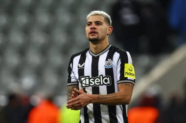 Newcastle United 'dan Bruno Guimares, UEFA Şampiyonlar Ligi maçı Newcastle United - AC Milan maçında 13 Aralık 2023' te St. James 's Park, Newcastle, İngiltere' de kaybedilen taraftarları alkışlıyor.