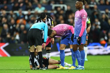 AC Milan 'dan Olivier Giroud UEFA Şampiyonlar Ligi maçı Newcastle United - AC Milan maçında 13 Aralık 2023' te St. James 's Park, Newcastle, İngiltere' de aldığı darbe sonucu Kieran Trippier # 2 Newcastle United 'ı kontrol ediyor.