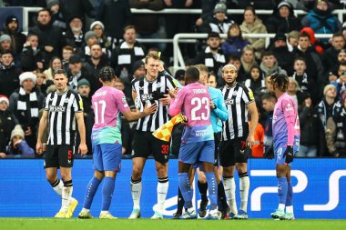 Newcastle United 'ın 5. Fabian Schr' ı UEFA Şampiyonlar Ligi maçı sırasında St.James 's Park, Newcastle, İngiltere' de oynanan AC Milan maçında sarı kart alırken sinirler gerildi.