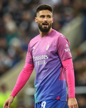 AC Milan 'dan Olivier Giroud UEFA Şampiyonlar Ligi maçında Newcastle United, St. James' s Park, Newcastle 'da AC Milan' a karşı, 13 Aralık 2023