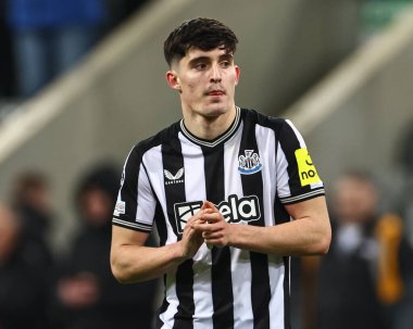 Newcastle United 'dan Tino Livramento # 21 UEFA Şampiyonlar Ligi karşılaşmasında Newcastle United ile AC Milan arasında oynanan 13 Aralık 2023 tarihli St.James' s Park, Newcastle maçında kaybedilen 1-2 'lik maç sonrasında taraftarları alkışlıyor.