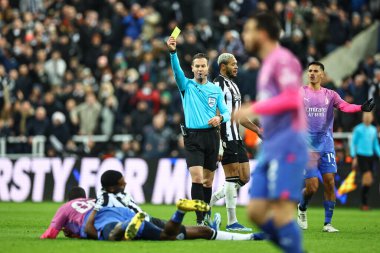 Hakem Danny Makkelie, UEFA Şampiyonlar Ligi maçı Newcastle United - AC Milan maçında 13 Aralık 2023 'te St. James' s Park, Newcastle, İngiltere 'de Yunus Musah # 80' e sarı kart verdi.