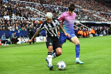 Newcastle United 'dan Bruno Guimares topu Davide Bartesaghi' den aldı # 95 UEFA Şampiyonlar Ligi maçı sırasında Newcastle United - AC Milan maçı sırasında St. James 's Park, Newcastle, İngiltere, 13 Aralık 2023
