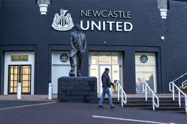 Sir Robert William Robson CBE namı diğer Bobby Robson, UEFA Şampiyonlar Ligi maçı sırasında St. James 's Park, Newcastle, İngiltere' de oynanan Newcastle United - AC Milan maçında heykelini yaptırdı.