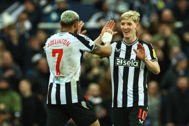 Newcastle United 'tan Joelinton # 7, UEFA Şampiyonlar Ligi maçı Newcastle United - AC Milan maçında 13 Aralık 2023' te St. James 's Park, Newcastle, İngiltere' de 1-0 'lık galibiyetini kutluyor.