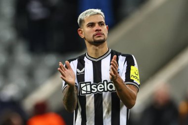 Newcastle United 'dan Bruno Guimares, UEFA Şampiyonlar Ligi maçı Newcastle United - AC Milan maçında 13 Aralık 2023' te St. James 's Park, Newcastle, İngiltere' de kaybedilen taraftarları alkışlıyor.