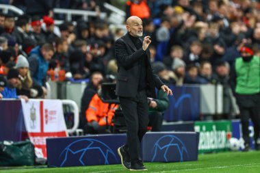 AC Milan teknik direktörü Stefano Pioli, takımına UEFA Şampiyonlar Ligi maçı sırasında St. James 's Park, Newcastle, İngiltere' de oynanan Newcastle United - AC Milan maçında talimat verir.