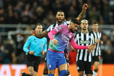 Newcastle United 'ın Jamaal Lascelles # 6' sı UEFA Şampiyonlar Ligi karşılaşmasında AC Milan 'ın 9 numaralı Olivier Giroud' u durdurdu. Newcastle United, AC Milan 'a karşı St. James' s Park, Newcastle, İngiltere, 13 Aralık 2023