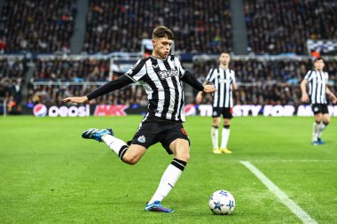 Newcastle United takımından Lewis Miley, UEFA Şampiyonlar Ligi maçında topu karşıdan karşıya geçiriyor. Newcastle United, AC Milan 'a karşı. St. James' s Park, Newcastle, İngiltere, 13 Aralık 2023