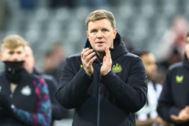 Newcastle United takımının teknik direktörü Eddie Howe, Newcastle taraftarlarını UEFA Şampiyonlar Ligi maçı Newcastle United - AC Milan maçında İngiltere 'nin Newcastle şehrinde oynanan St.James' s Park, Newcastle maçında 1-2 kaybettikten sonra alkışlıyor.