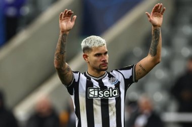 Newcastle United 'ın 39 numaralı Bruno Guimares, UEFA Şampiyonlar Ligi maçı sırasında taraftarları tanıyor. Newcastle United, AC Milan' a karşı St. James 's Park, Newcastle, İngiltere, 13 Aralık 2023