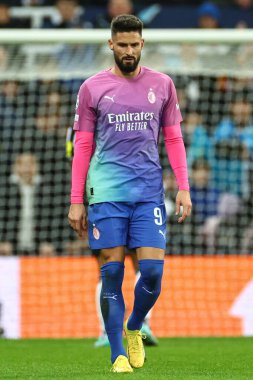 AC Milan 'dan Olivier Giroud UEFA Şampiyonlar Ligi maçında Newcastle United, St. James' s Park, Newcastle 'da AC Milan' a karşı, 13 Aralık 2023