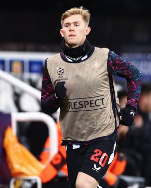 Newcastle United takımının Lewis Hall # 20 'si UEFA Şampiyonlar Ligi karşılaşmasında ısınıyor. Newcastle United, AC Milan' a karşı St. James 's Park, Newcastle, İngiltere, 13 Aralık 2023