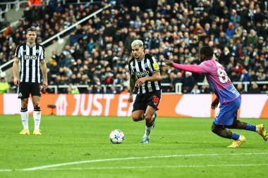 Newcastle United 'ın 39 numaralı Bruno Guimares, UEFA Şampiyonlar Ligi karşılaşması sırasında St. James' s Park, Newcastle, İngiltere 'de oynanan AC Milan maçında topu kırıyor.