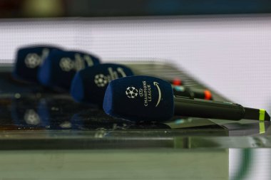 Şampiyonlar ligi mikrofonu UEFA Şampiyonlar Ligi maçı sırasında Newcastle United, AC Milan 'a karşı St. James' s Park, Newcastle, İngiltere, 13 Aralık 2023