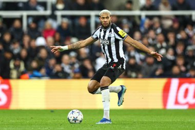 Newcastle United 'ın 7 numaralı oyuncusu UEFA Şampiyonlar Ligi maçı Newcastle United ile St. James' s Park, Newcastle, İngiltere, 13 Aralık 2023 'te oynanan AC Milan maçında topu bırakıyor.