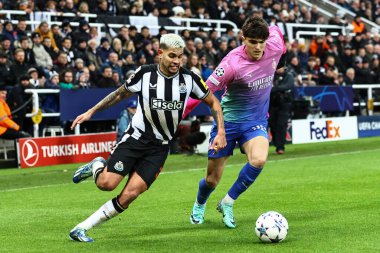 Newcastle United 'dan Bruno Guimares topu Davide Bartesaghi' den aldı # 95 UEFA Şampiyonlar Ligi maçı sırasında Newcastle United - AC Milan maçı sırasında St. James 's Park, Newcastle, İngiltere, 13 Aralık 2023