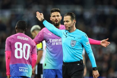 Hakem Danny Makkelie, UEFA Şampiyonlar Ligi maçı Newcastle United ile AC Milan arasındaki 13 Aralık 2023 'te St.James' s Park, Newcastle, İngiltere 'de oynanan karşılaşmada AC Milan' ın 9.