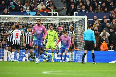 AC Milan 'ın 11 numaralı Christian Pulisiç, UEFA Şampiyonlar Ligi karşılaşmasında 1-1 öne geçiyor. Newcastle United, AC Milan' a karşı St. James 's Park, Newcastle, İngiltere, 13 Aralık 2023