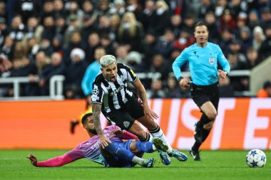 AC Milan 'dan Ruben Loftus-Cheek # 8 UEFA Şampiyonlar Ligi maçı Newcastle United - AC Milan maçında Bruno Guimares # 39 numaraya kayıyor.