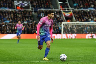 AC Milan 'ın 11 numaralı Christian Pulisiç, UEFA Şampiyonlar Ligi maçı Newcastle United ile AC Milan arasında oynanan 13 Aralık 2023' te St. James 's Park, Newcastle, İngiltere' de oynanan karşılaşmada topu bırakıyor.