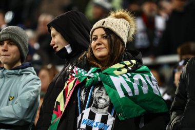 Newcastle taraftarları UEFA Şampiyonlar Ligi maçı sırasında St.James 's Park, Newcastle, İngiltere' de oynanan Newcastle United - AC Milan maçına geldiler.
