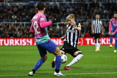 Newcastle United takımından Anthony Gordon, UEFA Şampiyonlar Ligi maçında gol attı. Newcastle United, St. James 's Park' ta AC Milan 'a karşı.