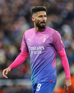 AC Milan 'dan Olivier Giroud UEFA Şampiyonlar Ligi maçında Newcastle United, St. James' s Park, Newcastle 'da AC Milan' a karşı, 13 Aralık 2023