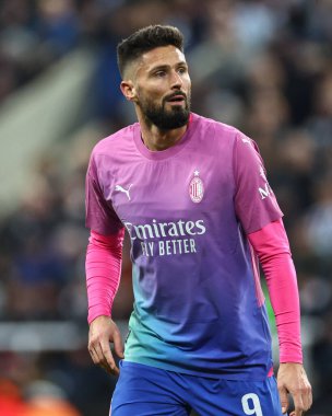 AC Milan 'dan Olivier Giroud UEFA Şampiyonlar Ligi maçında Newcastle United, St. James' s Park, Newcastle 'da AC Milan' a karşı, 13 Aralık 2023