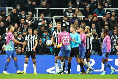 Newcastle United 'ın 5. Fabian Schr' ı UEFA Şampiyonlar Ligi maçı sırasında St.James 's Park, Newcastle, İngiltere' de oynanan AC Milan maçında sarı kart alırken sinirler gerildi.