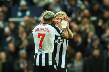 Newcastle United 'tan Joelinton # 7, UEFA Şampiyonlar Ligi maçı Newcastle United - AC Milan maçında 13 Aralık 2023' te St. James 's Park, Newcastle, İngiltere' de 1-0 'lık galibiyetini kutluyor.