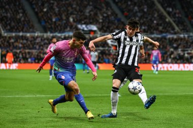 Newcastle United 'ın 21 numaralı oyuncusu Tino Livramento, UEFA Şampiyonlar Ligi maçı Newcastle United ile AC Milan arasındaki 13 Aralık 2023' te St. James 's Park, Newcastle, İngiltere' de oynanan karşılaşmada topu geçen Christian Pulisic # 11 numaralı Christian Pulisic ile kutusunu koruyor.