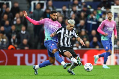 Newcastle United 'dan Bruno Guimares, UEFA Şampiyonlar Ligi maçı Newcastle United - AC Milan maçında Ruben Loftus-Cheek # 8' in attığı topu temizliyor.