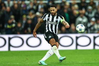 Newcastle United 'ın Jamaal Lascelles 6 numarası UEFA Şampiyonlar Ligi karşılaşmasında topu geçiyor. Newcastle United, St. James' s Park 'ta AC Milan' a karşı, Newcastle, İngiltere, 13 Aralık 2023