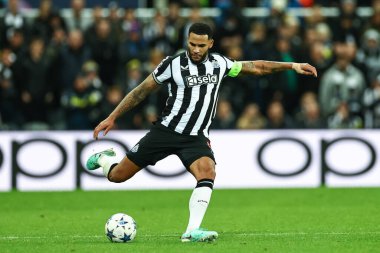 Newcastle United 'ın Jamaal Lascelles 6 numarası UEFA Şampiyonlar Ligi karşılaşmasında topu geçiyor. Newcastle United, St. James' s Park 'ta AC Milan' a karşı, Newcastle, İngiltere, 13 Aralık 2023