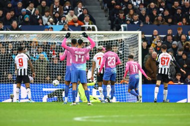 AC Milan 'ın 11 numaralı Christian Pulisiç, UEFA Şampiyonlar Ligi karşılaşmasında 1-1 öne geçiyor. Newcastle United, AC Milan' a karşı St. James 's Park, Newcastle, İngiltere, 13 Aralık 2023