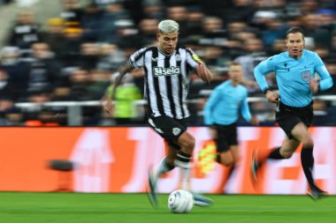 Newcastle United 'ın 39 numaralı Bruno Guimares, UEFA Şampiyonlar Ligi karşılaşması sırasında St. James' s Park, Newcastle, İngiltere 'de oynanan AC Milan maçında topu kırıyor.