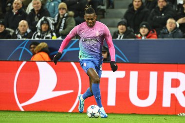 AC Milan 'ın 10 numaralı oyuncusu Rafael Leo, UEFA Şampiyonlar Ligi maçı Newcastle United ile St. James' s Park, Newcastle, İngiltere 'de oynanan 13 Aralık 2023 tarihli AC Milan maçında topu bırakıyor.
