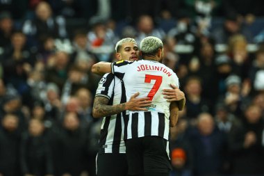 Newcastle United 'tan Joelinton # 7, UEFA Şampiyonlar Ligi maçı Newcastle United - AC Milan maçında 13 Aralık 2023' te St. James 's Park, Newcastle, İngiltere' de 1-0 'lık galibiyetini kutluyor.