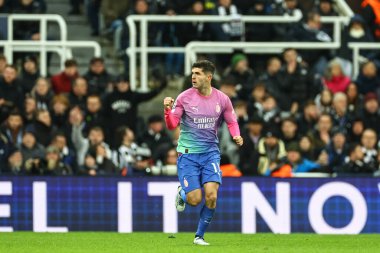 AC Milan 'ın 11 numaralı Christian Pulisiç, UEFA Şampiyonlar Ligi maçı Newcastle United - AC Milan maçında 13 Aralık 2023' te St. James 's Park, Newcastle, İngiltere' de 1-1 kazanma hedefini kutluyor.