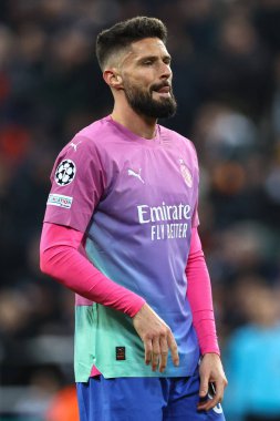 AC Milan 'dan Olivier Giroud UEFA Şampiyonlar Ligi maçında Newcastle United, St. James' s Park, Newcastle 'da AC Milan' a karşı, 13 Aralık 2023