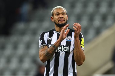 Newcastle United 'tan Joelinton # 7, UEFA Şampiyonlar Ligi maçı Newcastle United - AC Milan maçında 13 Aralık 2023' te St. James 's Park, Newcastle, İngiltere' de kaybedilen taraftarları alkışlıyor.