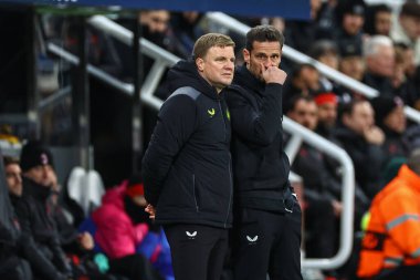 Newcastle United takımının teknik direktörü Eddie Howe, UEFA Şampiyonlar Ligi maçı sırasında asistanına sesleniyor. Newcastle United, St. James 's Park, Newcastle' da AC Milan 'a karşı, 13 Aralık 2023.