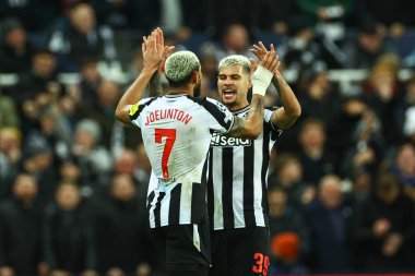 Newcastle United 'tan Joelinton # 7, UEFA Şampiyonlar Ligi maçı Newcastle United - AC Milan maçında 13 Aralık 2023' te St. James 's Park, Newcastle, İngiltere' de 1-0 'lık galibiyetini kutluyor.