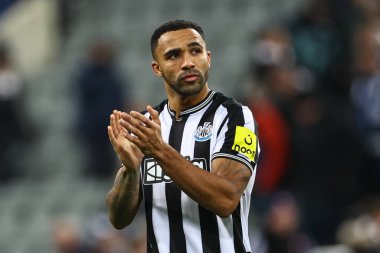 Newcastle United 'dan Callum Wilson # 9 UEFA Şampiyonlar Ligi maçı Newcastle United - AC Milan maçında 13 Aralık 2023' te St. James 's Park, Newcastle, İngiltere' de kaybedilen taraftarları alkışlıyor.