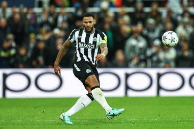 Newcastle United 'ın Jamaal Lascelles 6 numarası UEFA Şampiyonlar Ligi karşılaşmasında topu geçiyor. Newcastle United, St. James' s Park 'ta AC Milan' a karşı, Newcastle, İngiltere, 13 Aralık 2023