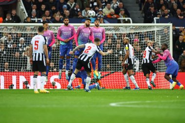 Newcastle United 'dan Kieran Trippier 2 serbest atış yapıyor ve UEFA Şampiyonlar Ligi karşılaşmasında, Newcastle United, AC Milan' a karşı, St. James 's Park, Newcastle, Birleşik Krallık, 13 Aralık 2023