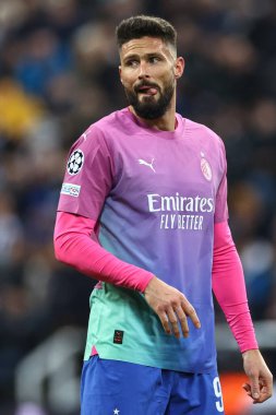 AC Milan 'dan Olivier Giroud UEFA Şampiyonlar Ligi maçında Newcastle United, St. James' s Park, Newcastle 'da AC Milan' a karşı, 13 Aralık 2023